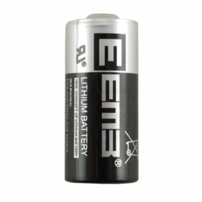 Pilha cilíndrica preta e prata com letras EEMB e texto Lithium Battery