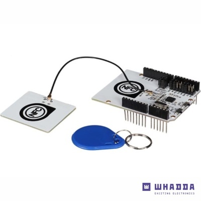 Conjunto de circuito NFC branco com antena e porta-chaves azul