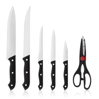 Conjunto de facas e tesoura com cabos pretos e lâminas metálicas