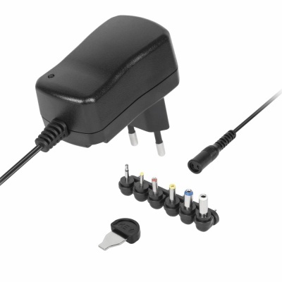 Transformador adaptador de corrente preto com pontas intercambiáveis e ferramenta de troca