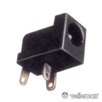 Tomada elétrica preta com três pinos metálicos sobre fundo branco