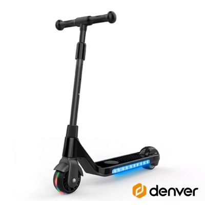 Trotinete elétrica preta com luzes LED e roda iluminada isolada em fundo branco