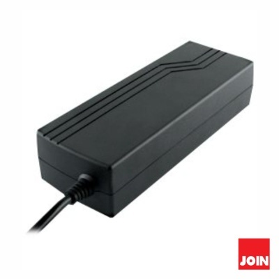 Fonte de alimentação preta com cabo de energia e logótipo JOIN