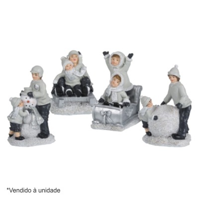 Figuras decorativas de crianças em roupas de inverno com elementos de neve