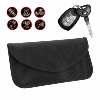 Carteira preta em tecido resistente com chave de carro preta e ícones de proteção
