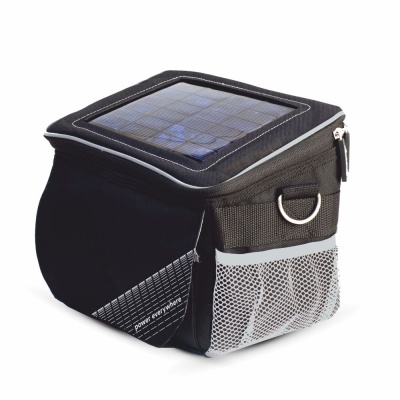 Bolsa preta com painel solar e rede frontal