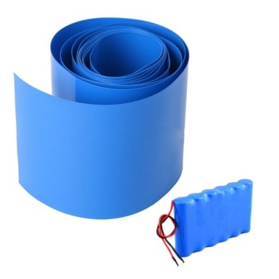 Fita azul enrolada e bateria azul com fios