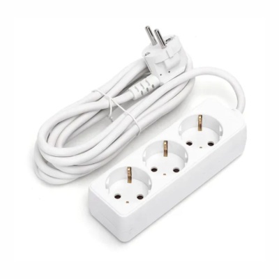 Extensão elétrica branca com três tomadas e cabo enrolado