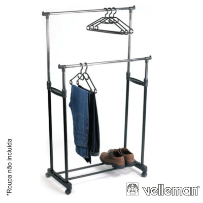 Estrutura metálica preta para pendurar roupa com rodas e cabides