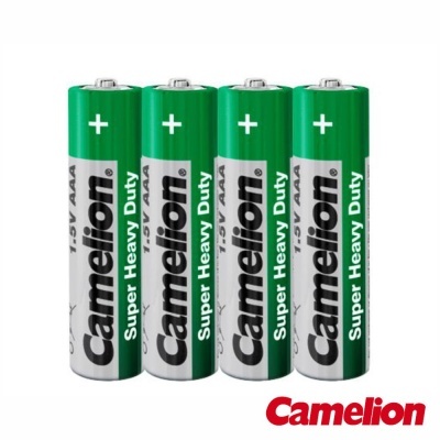 Quatro pilhas AA Camelion verdes e brancas lado a lado com logo Camelion vermelho