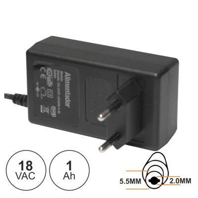 Carregador preto com ficha de plugue europeu e especificações técnicas