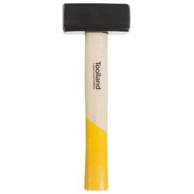 Martelo com cabeça preta e cabo de madeira com ponta amarela e texto Toolland