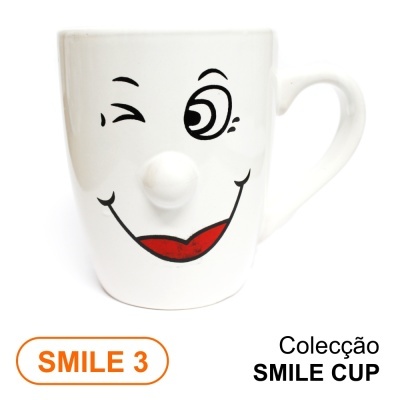 Caneca branca com rosto sorridente e nariz tridimensional