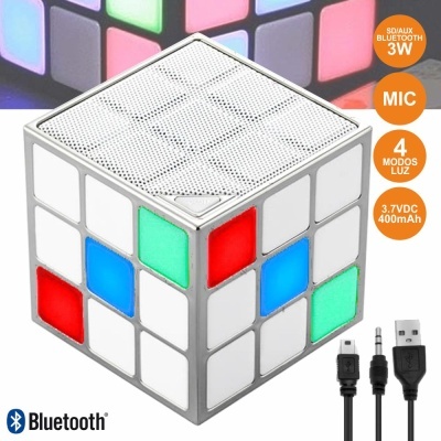 Coluna Bluetooth em forma de cubo com painéis coloridos e cabos USB e áudio