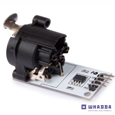 Conector jack de 3,5mm preto em placa de circuito impresso branca com chip e pinos etiquetados