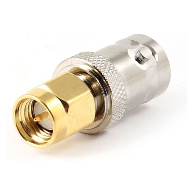 Adaptador coaxial metálico dourado e prateado com textura canelada e pino central