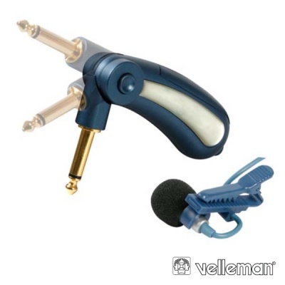 Microfone de lapela preto com adaptador e plugues dourados em fundo branco