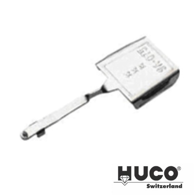 Chave metálica com gravação EL-D-96 sobre fundo branco e logo HUCO