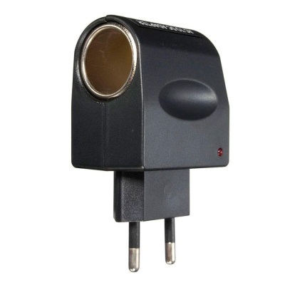 Adaptador elétrico preto com tomada de isqueiro automóvel e ficha dupla para tomada europeia
