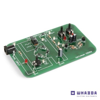 Placa eletrónica verde com componentes e texto branco