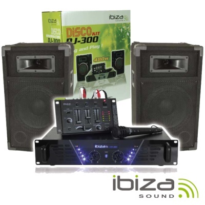 Sistema de áudio DJ com colunas, mesa de mistura, microfone e amplificador da marca Ibiza Sound em frente à caixa do produto