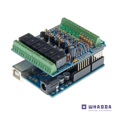 Placa eletrónica azul com componentes e conectores verdes sobre fundo branco