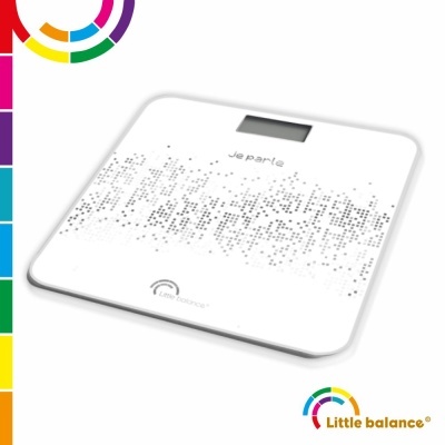 Balança digital branca com padrão pontilhado cinzento e visor LCD