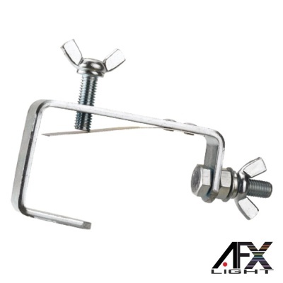 Grampo metálico prateado com parafusos de aperto em fundo branco