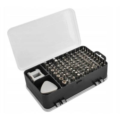 Conjunto de ferramentas com pontas metálicas de precisão numa caixa preta com tampa transparente
