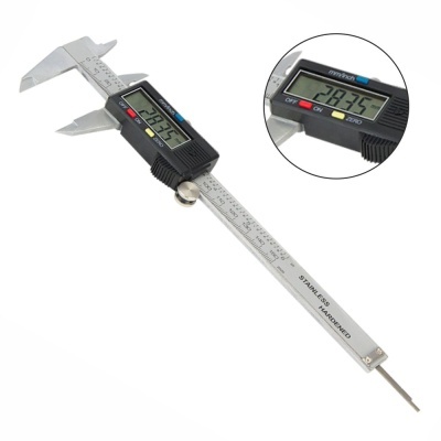 Paquímetro digital metálico com visor LCD e botões coloridos