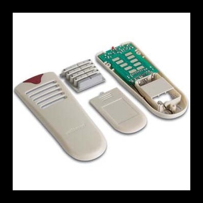 Controle remoto desmontado com circuito e botões visíveis