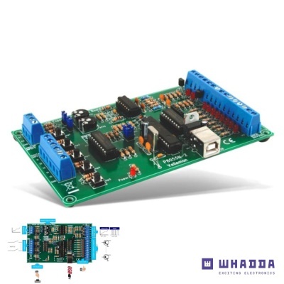 Placa eletrónica verde com componentes e conectores azuis, botão e LED vermelho.