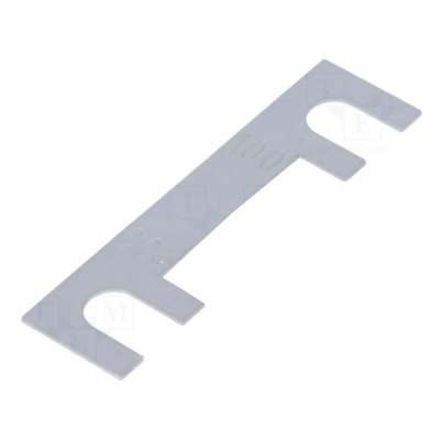 Peça metálica cinzenta retangular com recortes em U e marcações numéricas