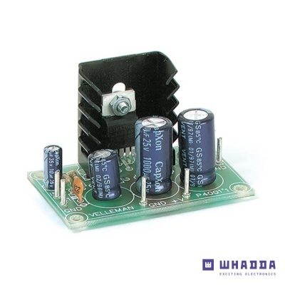 Placa eletrónica com condensadores azuis, dissipador de calor preto e circuito verde