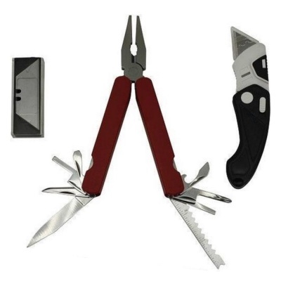 Conjunto de ferramentas multiusos em fundo branco