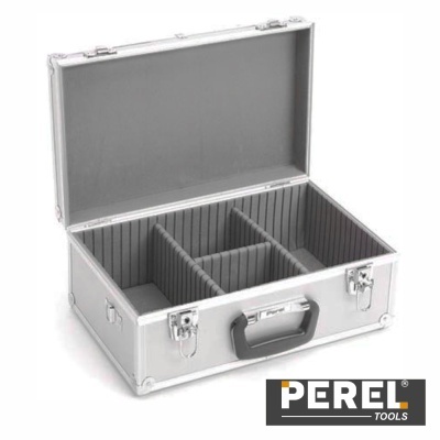 Mala de transporte cinza com divisórias e fechos metálicos.