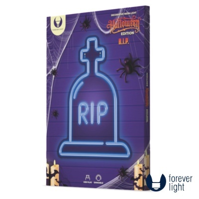 Caixa de luz decorativa em neón em forma de lápide com letras RIP e fundo roxo com aranhas e teias.