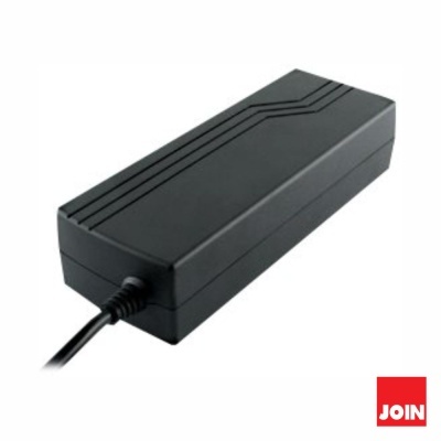 Transformador elétrico preto retangular com cabo e logo JOIN