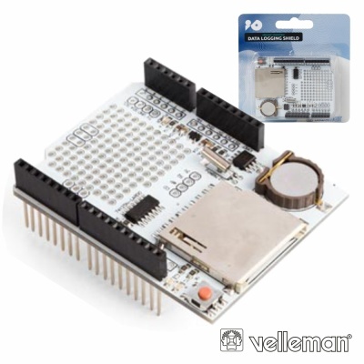 Placa eletrónica branca com conetores pretos, microchip, botão laranja e suporte metálico para cartão SD