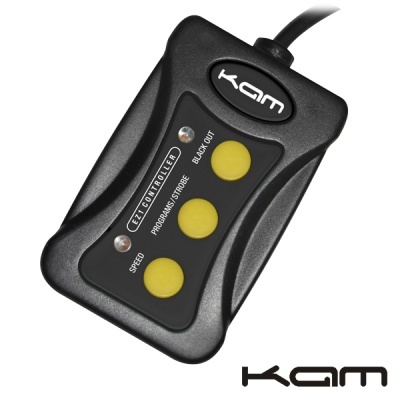 Comando eletrónico preto com botões amarelos e texto KAM.