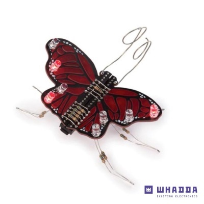 Robô de borboleta vermelho e preto com LEDs e componentes eletrónicos