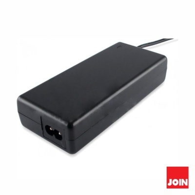 Carregador preto retangular com cabo e entrada de energia com fundo branco e logo JOIN