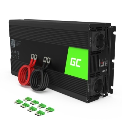 Inversor de energia GC preto com detalhe verde, cabos vermelho e preto, conectores verdes, fundo branco
