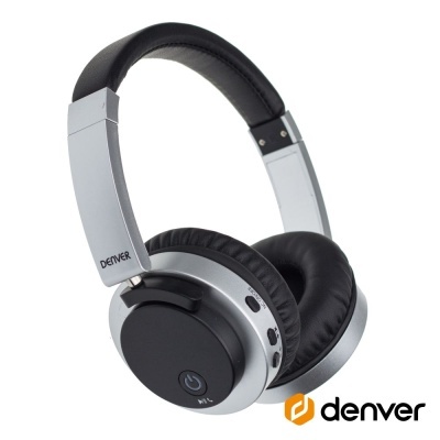 Auscultadores prateados com almofadas pretas e marca Denver