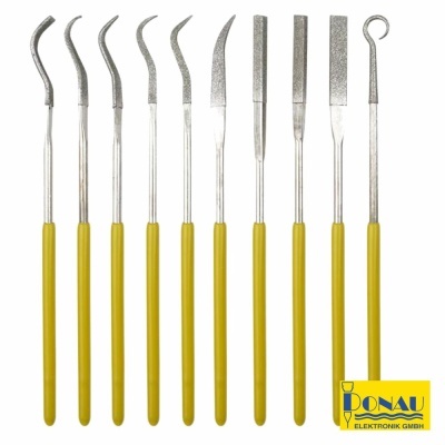 Conjunto de ferramentas metálicas com cabos amarelos sobre fundo branco