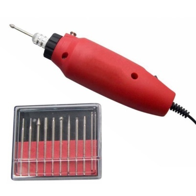 Ferramenta elétrica vermelha para gravação com estojo de pontas metálicas.