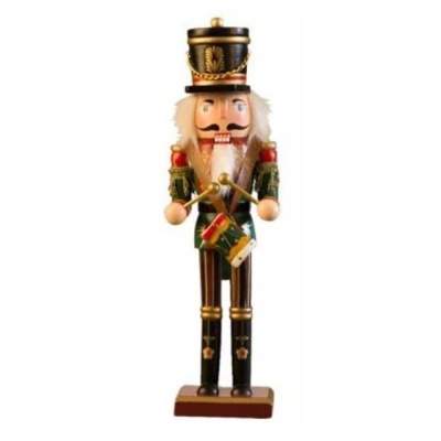 Boneco soldado quebra-nozes em madeira com uniforme verde e vermelho e chapéu preto