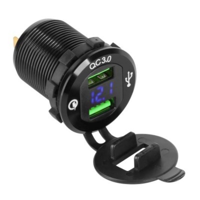 Carregador USB duplo preto para automóvel com ecrã digital azul