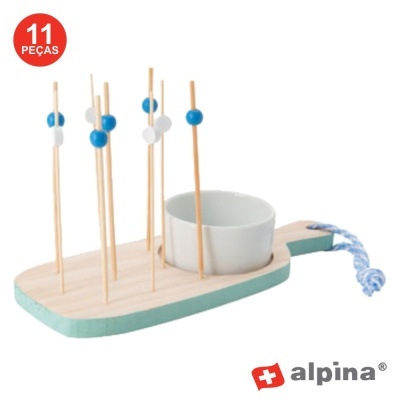 Conjunto de aperitivos com base de madeira e tigela branca