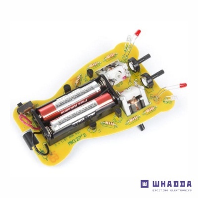 Circuito eletrónico com pilhas, LEDs vermelhos e resistores numa base amarela